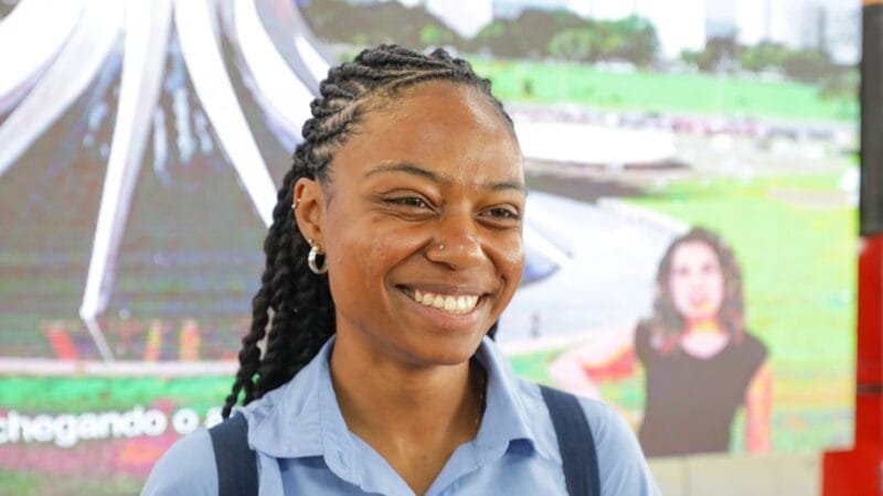 Ana Caroline dos Santos gostou do cardápio especial do Restaurante do Riacho Fundo II, que celebrou o Natal e o Papai Noel/Tony Oliveira/Agência Brasília