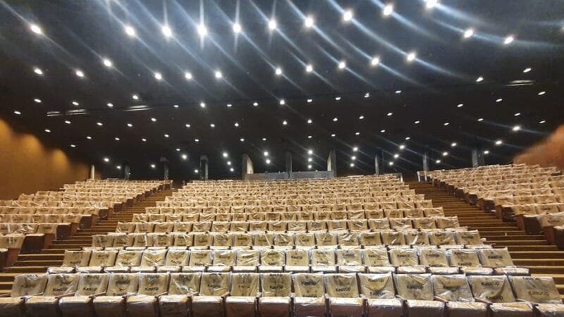 Sala Martins Pena, que está sendo reformada, e que terá  poltronas ergonômicas e não vão atrapalhar a  visão da fileira de trás/Divulgação/Novacap