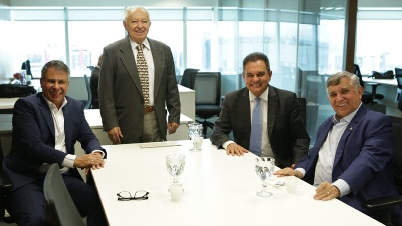 Dangelo Ciccarini, Luiz Bandeira, Aelton Freitas e o senador Izalci Lucas no bastidor do Bastidores da Educação, primeiro programa ao vivo do Misto Brasil/William Sant’Ana/Divulgação