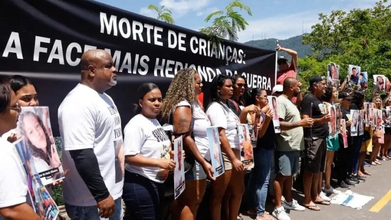 Pais e parentes de crinças mortas por bala perdida realizam manfestação na Lagoa Rodrigo de Freitas, no Rio de Janeiro/Tânia Rêgo/Agência Brasil