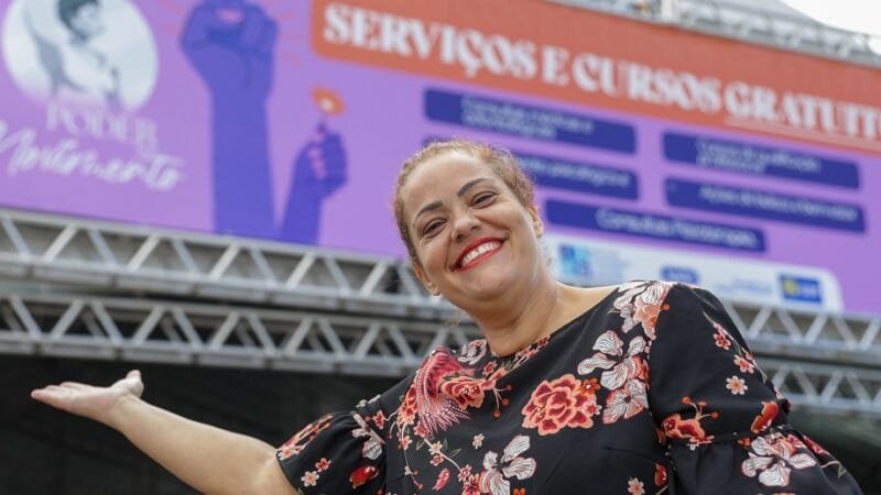 Paula Teresa de Souza participa pela segunda vez de aulas gratuitas oferecidas pelo governo na área de extensão de cílios em Ceilândia/Geovana Albuquerque/Agência Brasília