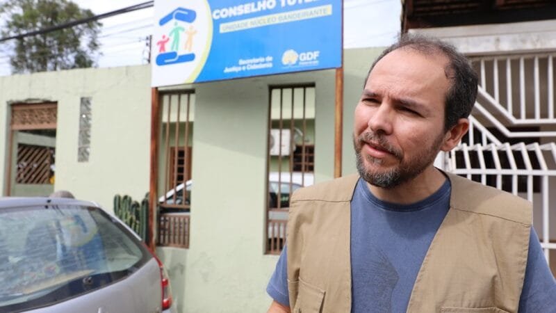 Israel Moreira é biólogo e prepara armadilhas contra o Aedes aegypti, que ajudam as equipes a combater a dengue/Paulo H. Carvalho/Agência Brasil