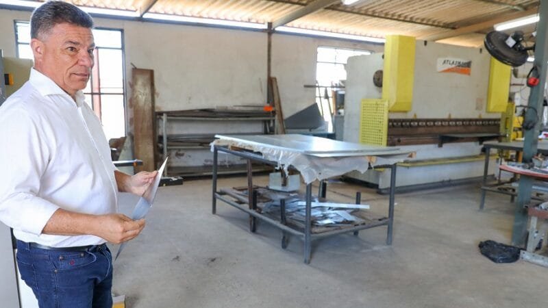 Fábio Cardoso, superintendente de Operações do DER, na oficina que fabrica e recupera as placas de sinalização no Distrito Federal/Paulo H. Carvalho/Agência Brasília