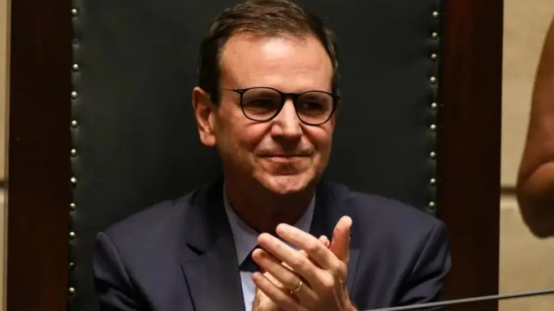 Prefeito do Rio deixa o cargo e governador exonera 11 secretários