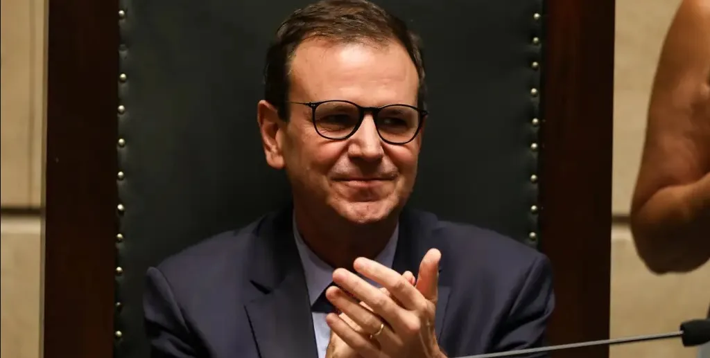 Prefeito do Rio deixa o cargo e governador exonera 11 secretários