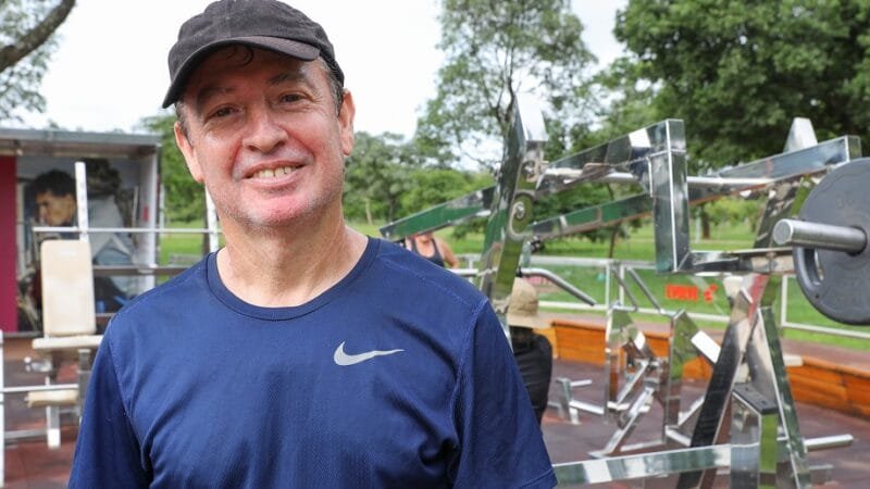 Marcelo Batista da Silva usa a academia pública do Parque da Cidade que virou ponto de encontro também para aposentados/Paulo H. Carvalho/Agência Brasília