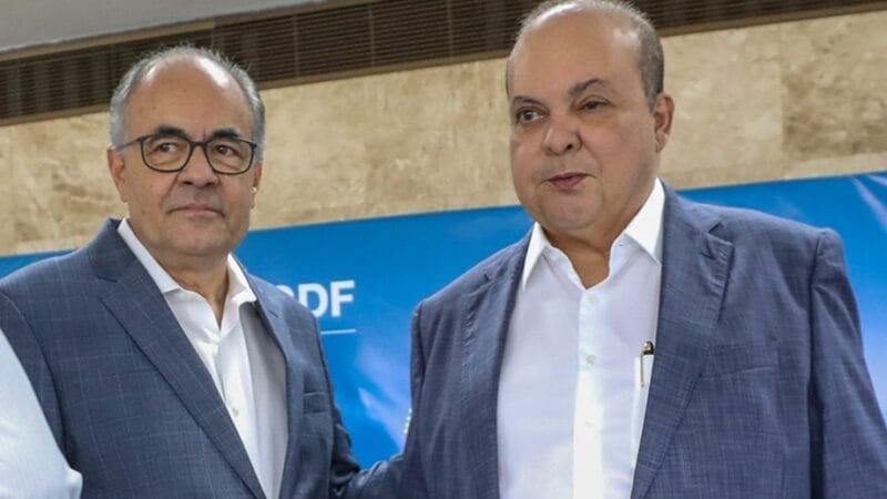 Ibaneis Rocha, governador do DF, e Edison Garcia, presidente da CEB, que prometeu modernizar a iluminação pública da capital/Renato Alves/Agência Brasília