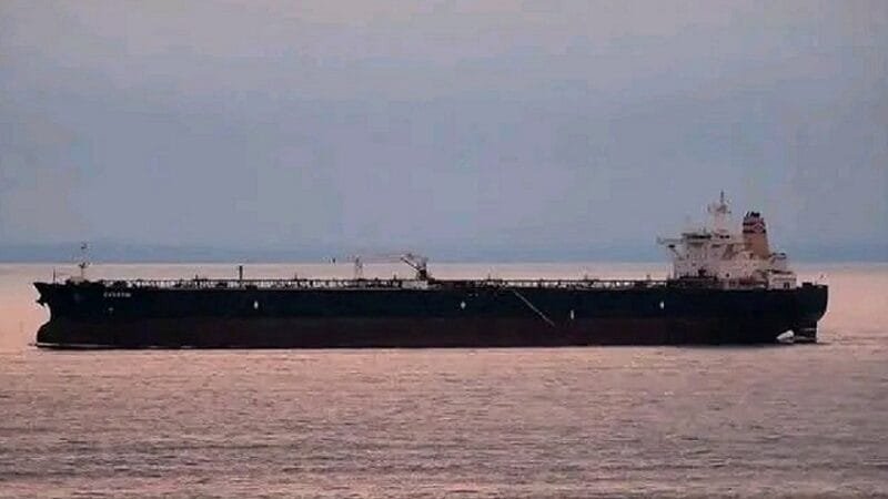Navio da “frota fantasma” à deriva carregado de petróleo