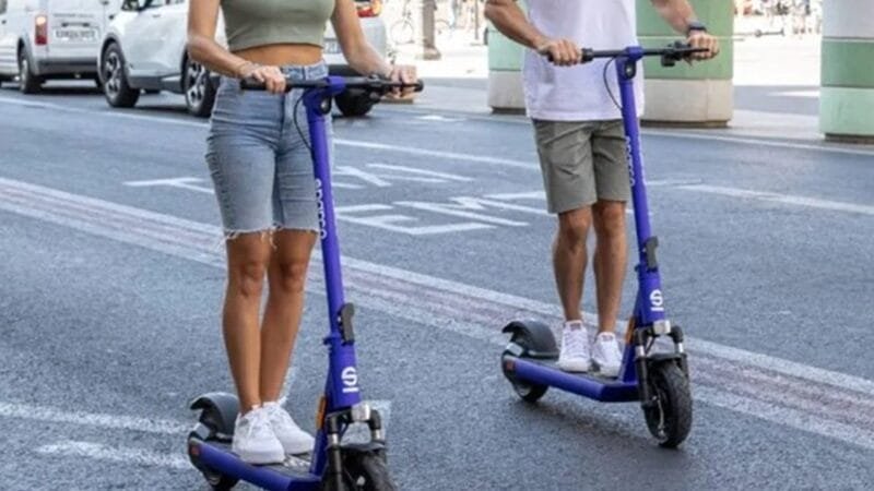 Usuários de patinetes elétricos sem capacetes serão multados em Barcelona