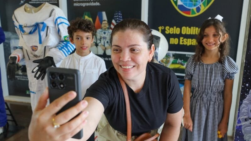 Onésima Aguiar Campos com o filho e a sobrinha na visita ao Planetário de Brasil, que tem programação especial nestas férias/Paulo H. Carvalho/Agência Brasília
