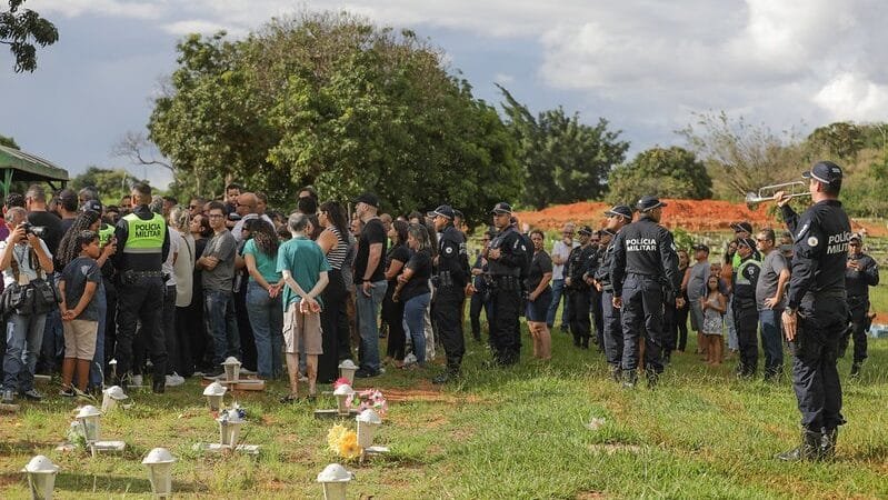 Sargento é homenageado no sepultamento por bravura
