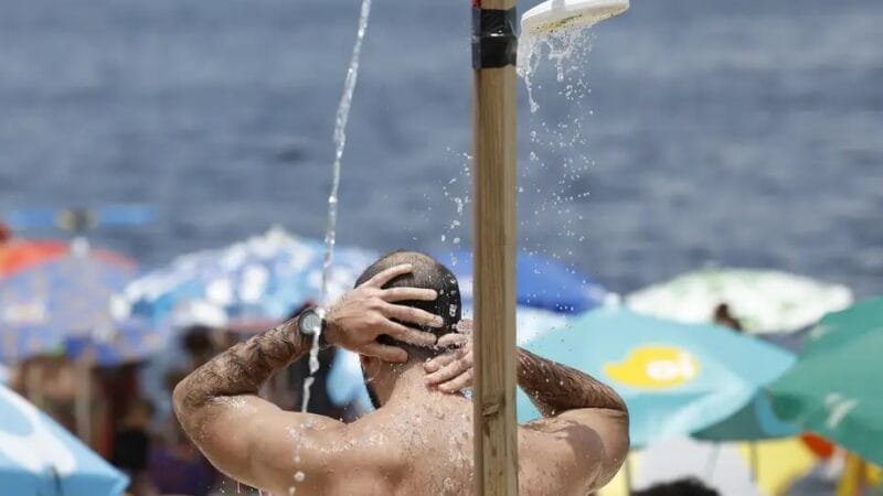 Calor forte no Rio de Janeiro levou milhares de pessoas às praias, como a do Flamengo para se refrescar no mar/Fernando Frazão/Agência Brasil