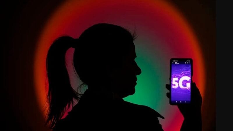 Mulher com um celular com a tecnologia 5G, que deverá chegar, segundo a Anatel, em todas as cidades brasileiras em 2029/Joédson Alves/Agência Brasil