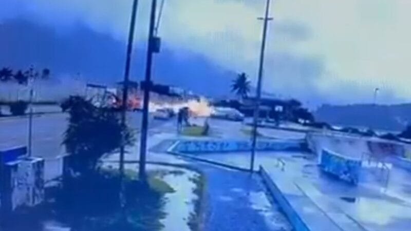 Avião cai em Ubatuba e para na praia. Três crianças foram resgatadas