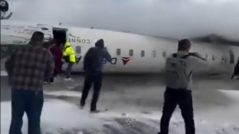 Jato da Delta Air Lines capotou durante o pouso