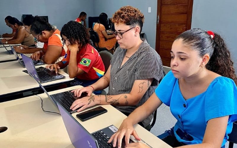 Centro de treinamento computadores Misto Brasil