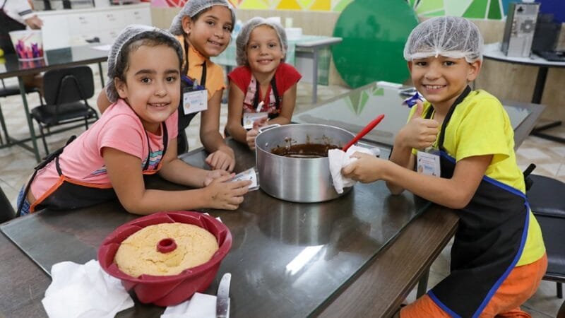 Crianças brincam com as aulas de culinária entre diversas atividades na colônia de férias na biblioteca de Taguatinga/Geovana Albuquerque/Agência Brasília