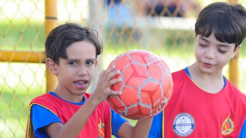 Antônio Felipe Morais com o colega estão no programa da PMDF para levar esporte e lazer gratuitos para as crianças/Joel Rodrigues/Agência Brasília