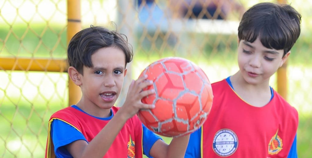 Crianças esporte lazer DF Misto Brasil