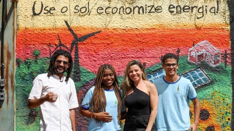 Ana Luiza, David Lian Vila e  Cecília Lopes Andrade, com Tatiane Morais, pré-finalistas para a etapa nacional do Parlamento Juvenil do Mercosul/Joel Rodrigues/Agência Brasília