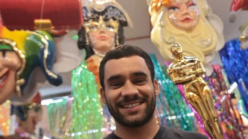 Pedro Frediano foi na 25 de Março, em São Paulo, para comprar a fantasia e a réplica do Oscar em alusão ao filme “Ainda estou aqui”/Paulo Pinto/Agência Brasil