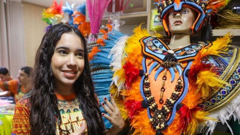 Julia Montalvão participa da oficina que oferece treinamento gratuito para a produção de figurinos e danças típicas/Geovana Albuquerque/Agência Brasília