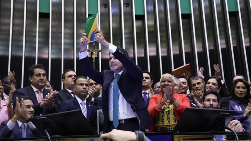 Motta imita Ulysses e cita 29 vezes a palavra democracia