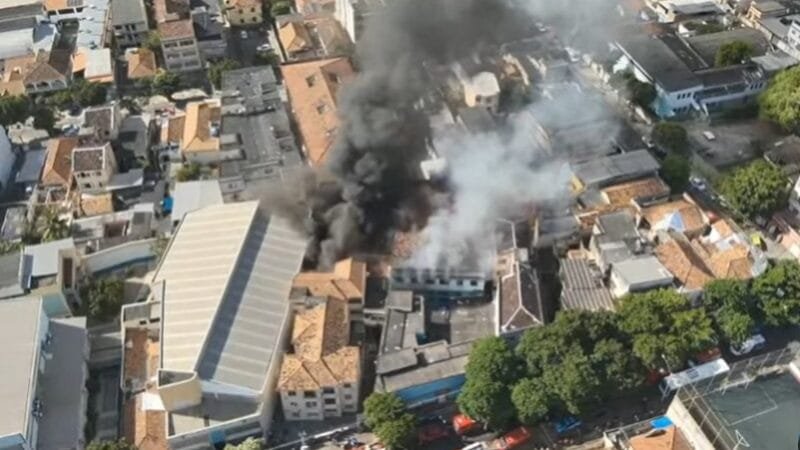 Fábrica de roupas para o Carnaval é atingida por incêndio