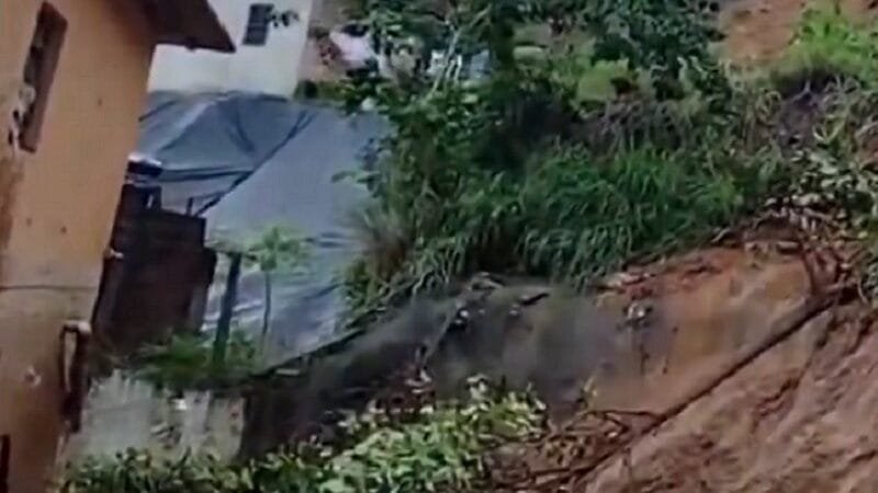 Mãe e filha morrem soterradas após deslizamento de barreira