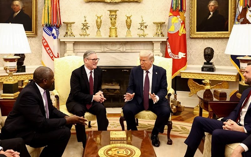 Keir Starmer com Donald Trump Casa Branca Misto Brasil