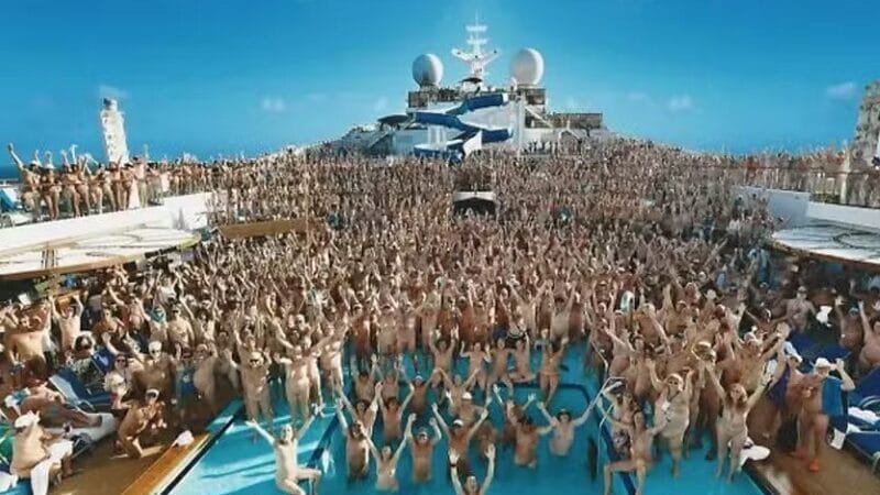 Transatlântico com 2 mil “pelados” atravessa o Caribe