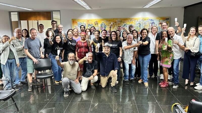 Músicos e colegas fazem um brinde ao violonista Léo Bleggi, que é a principal atração da 11a edição da BNB Musical/Divulgação