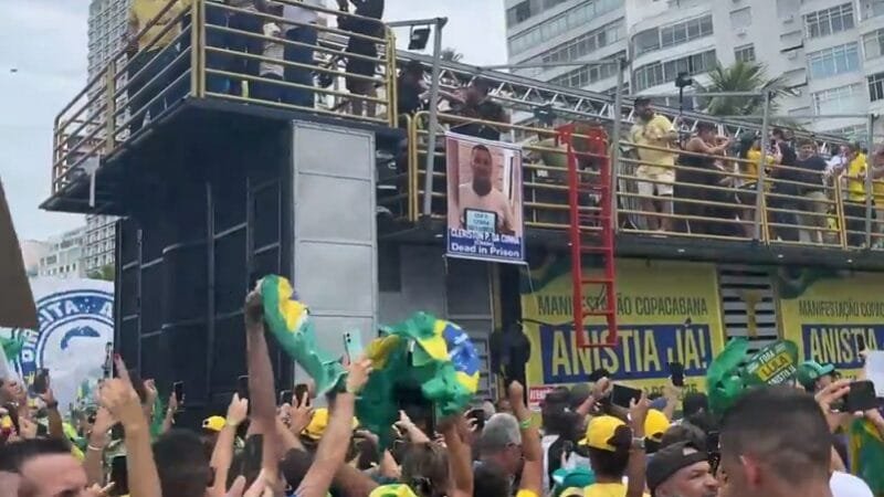 Bolsonaro faz ato para pressionar pela anistia