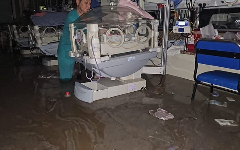 Argentina hospital inundado ala neonatal Misto Brasil