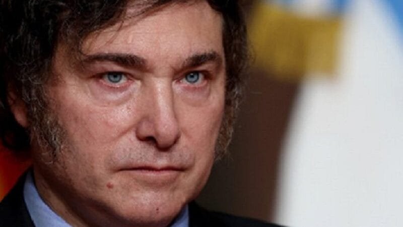 Pedradas contra a comitiva de Milei em Buenos Aires