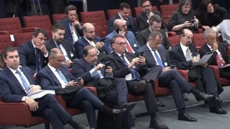 Bolsonaro assiste o seu julgamento no STF