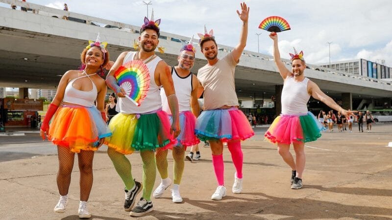 Foliões fantasiados brincam na chegada à Rodoviária do Plano Piloto, que registrou aumento de passageiros no programa Vai de Graça/Lúcio Bernardo Jr./Agência Brasília