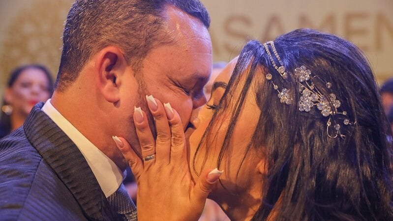 Cerimônia une 100 casais no maior casamento comunitário