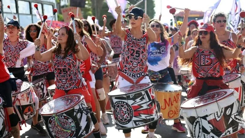 Bateria esquenta as manifestantes da marcha no 8 de março, em Brasília, no Dia Internacional da Mulher/José Cruz/Agência Brasil