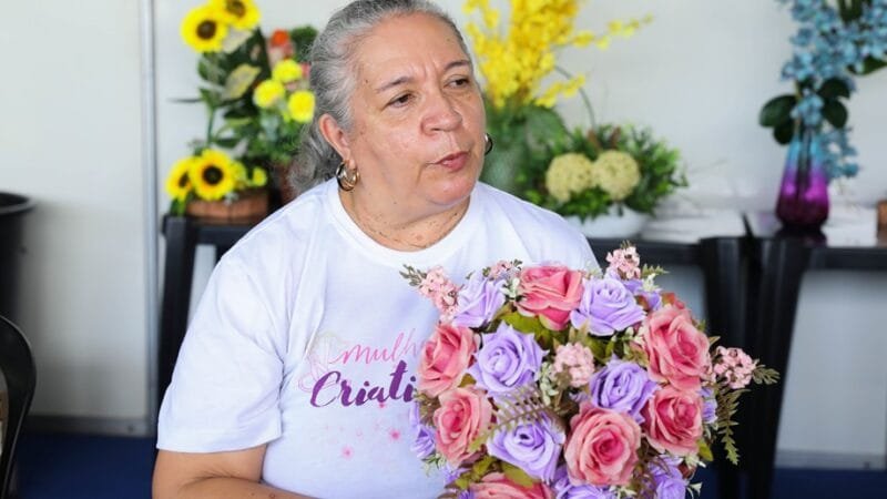 Mulheres Criativas é o nome do projeto que prepara gratuitamente alunas para arranjo de flores, balões e biscuit em Sobradinho/Matheus H. Souza/Agência Brasília