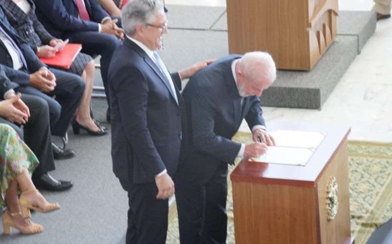 Alexandre Padilha e Lula da Silva posse Palácio do Planalto Misto Brasil