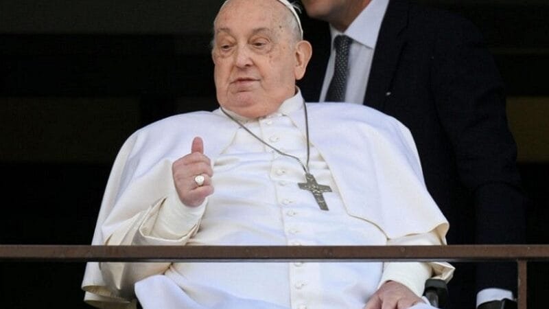 Papa Francisco saúda os fiéis e faz um sinal de “joia”