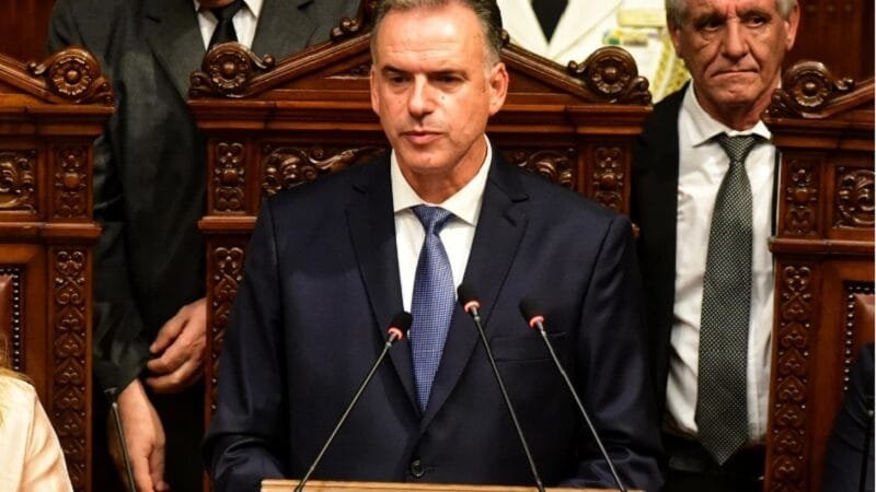 Presidente do Uruguai vai à posse com carro elétrico