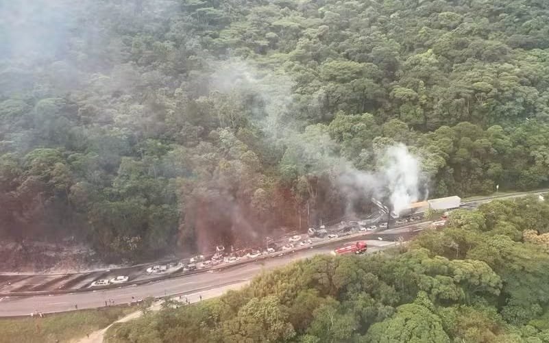 Acidente BR 101 Santa Catarina carreta Misto Brasil