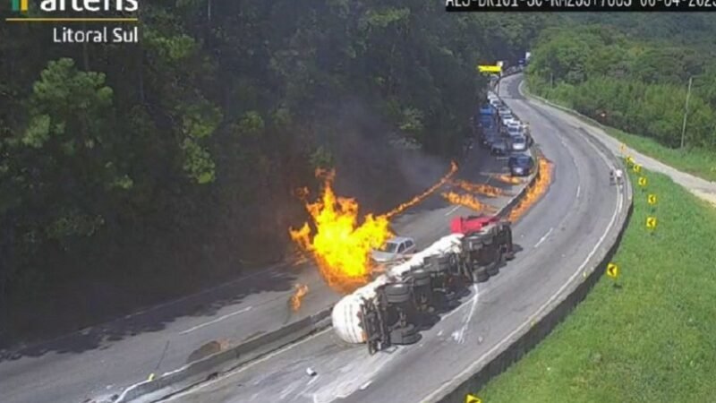 Carreta tomba, interdita BR-101 e queima 25 veículos