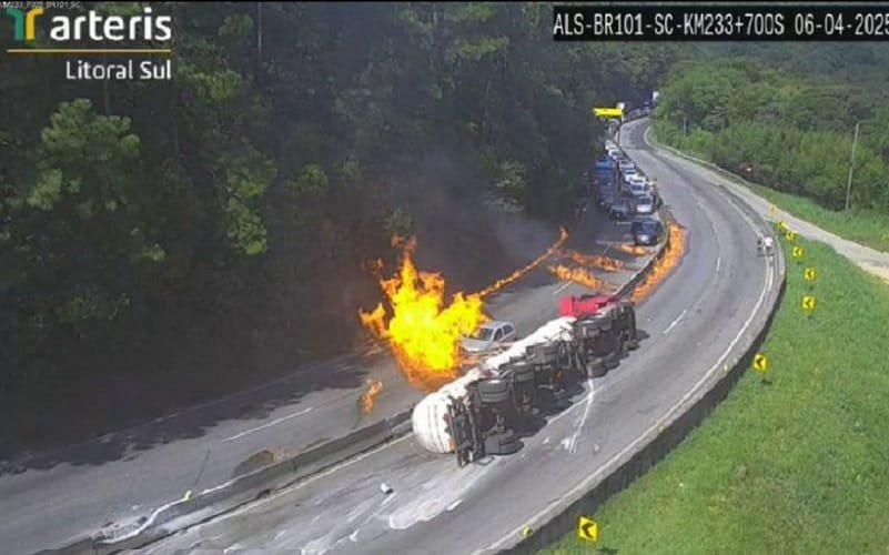Acidente com carreta de combustível BR-101 Misto Brasil