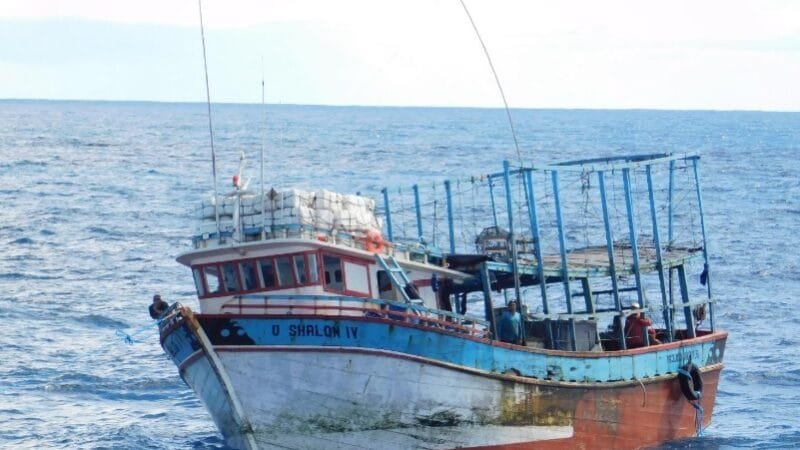Marinha apreendeu barco com uma tonelada de peixes