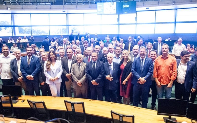 Câmara Legislativa homenagem políticos 65 anos Misto Brasil