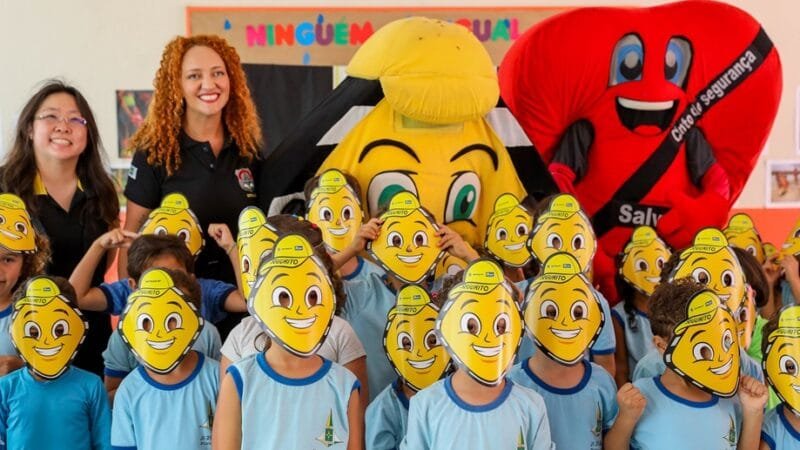 Crianças do Jardim de Infância SQS 208 brincam com as máscaras de papel durante ação educativa do Teatro Infantil do Detran-DF/Paulo H. Carvalho/Agência Brasília