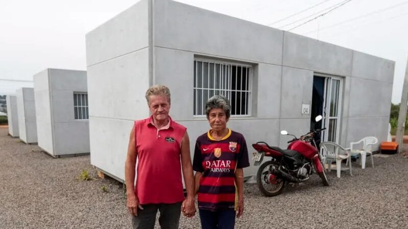 Liane Maria de Quadros e Danilo Hiedt na frente do abrigo temporário na cidade de Cruzeiro do Sul (RS)/Joédson Alves/Agência Brasil
